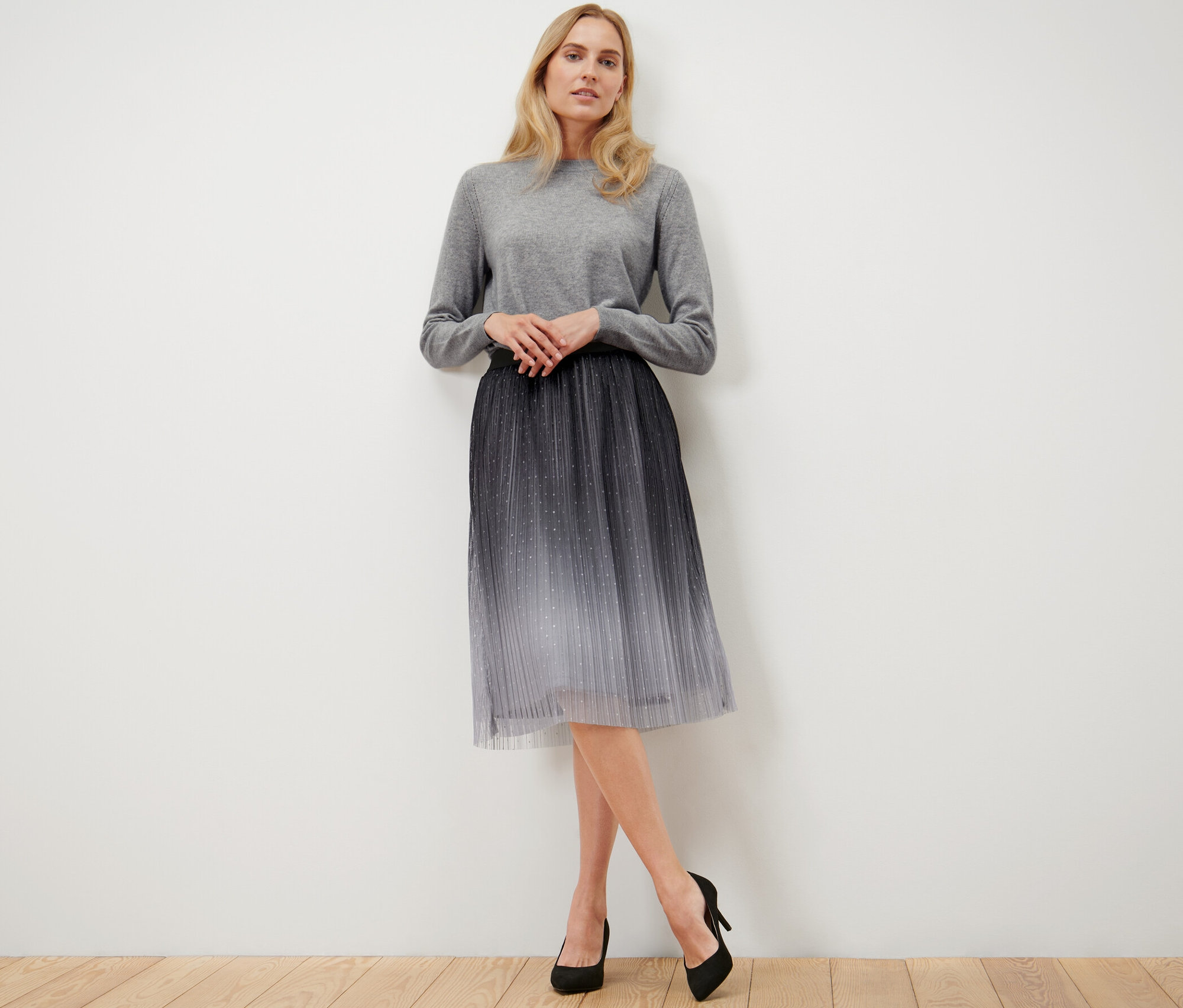 Femme posant portant une jupe en tulle plissée avec dégradé.