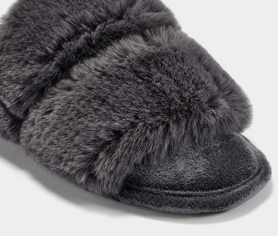 Gros plan sur des chaussons en peluche.