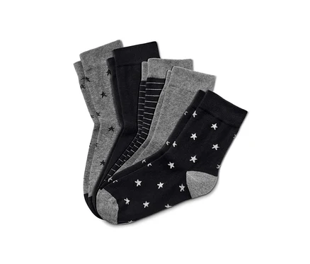 Cinq paires de chaussettes de différentes couleurs et motifs.