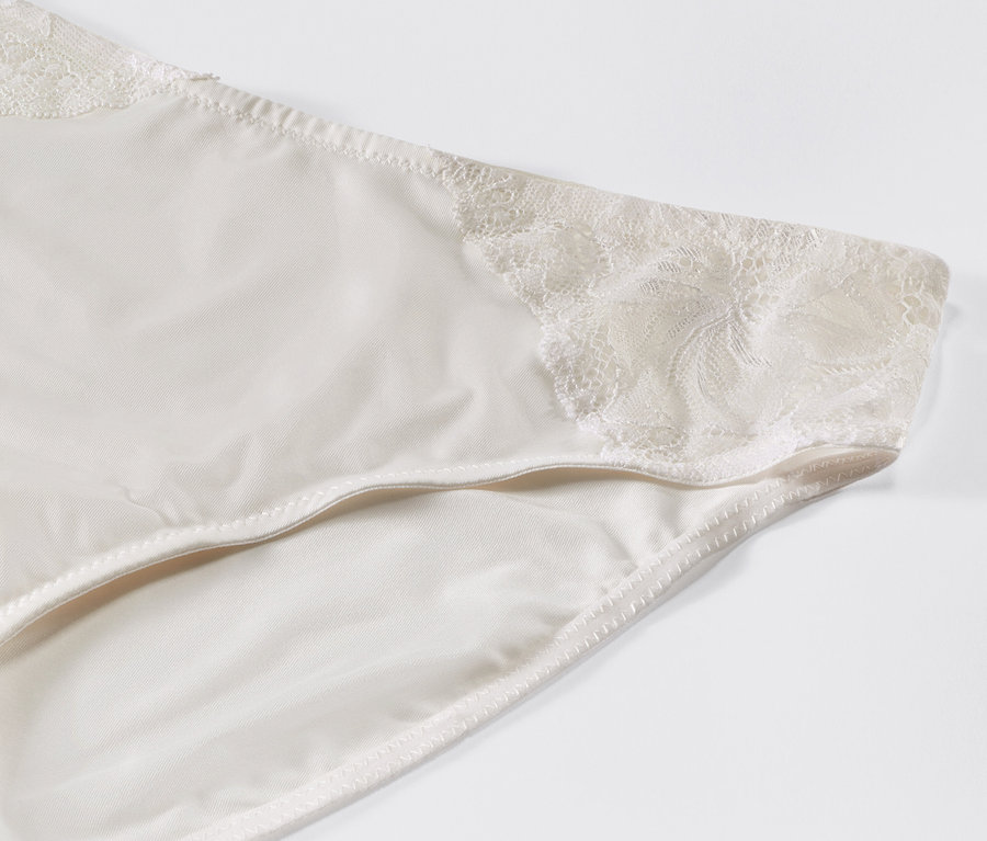 Détail de 2 slips crème avec dentelle.