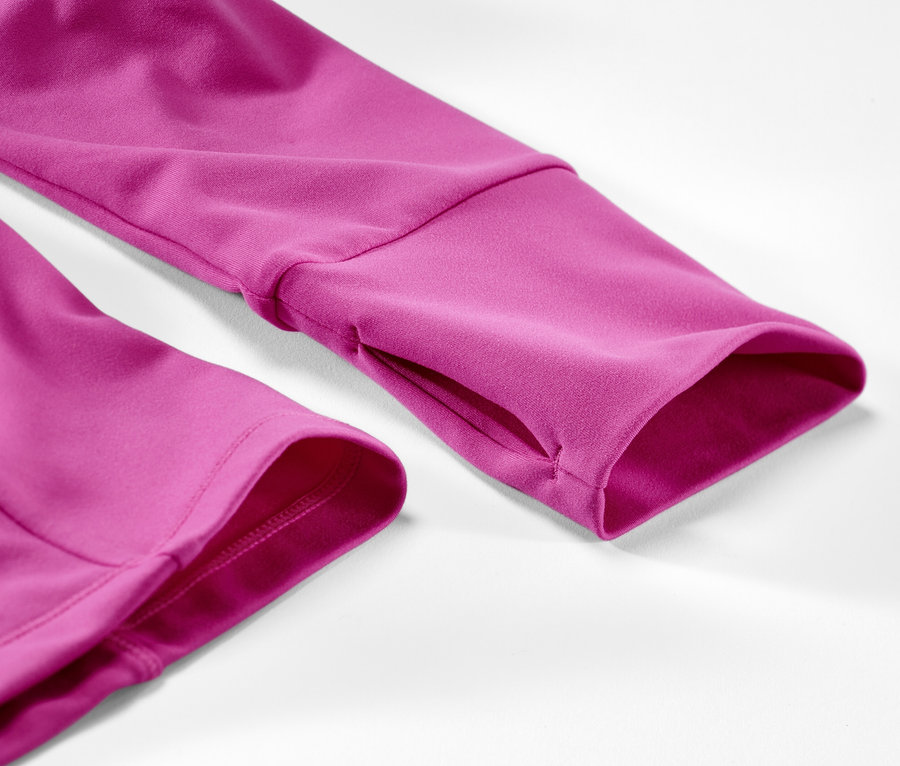 Détail d'une veste de sport rose vif.