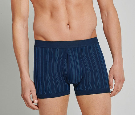 Un homme torse nu porte un 2
Shorts SCHIESSER en maille côtelée fine, bleu.