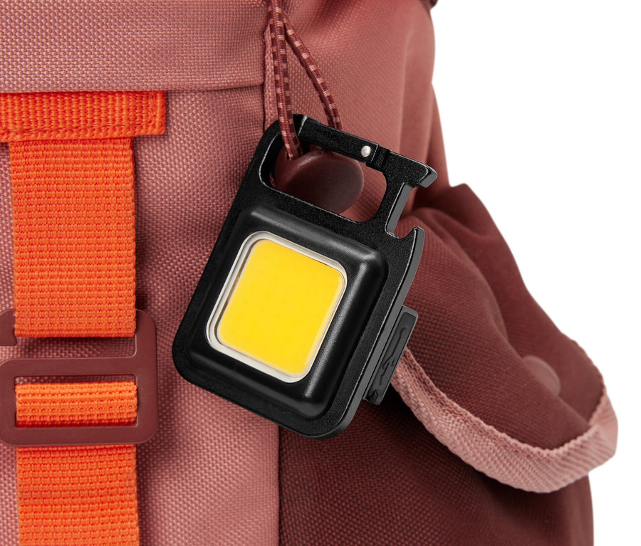 Une lumière multifonction est accrochée à un sac à dos.
