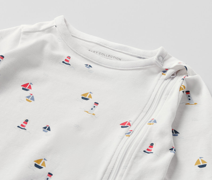Détail de 3 pyjamas pour bébé avec un motif marin.