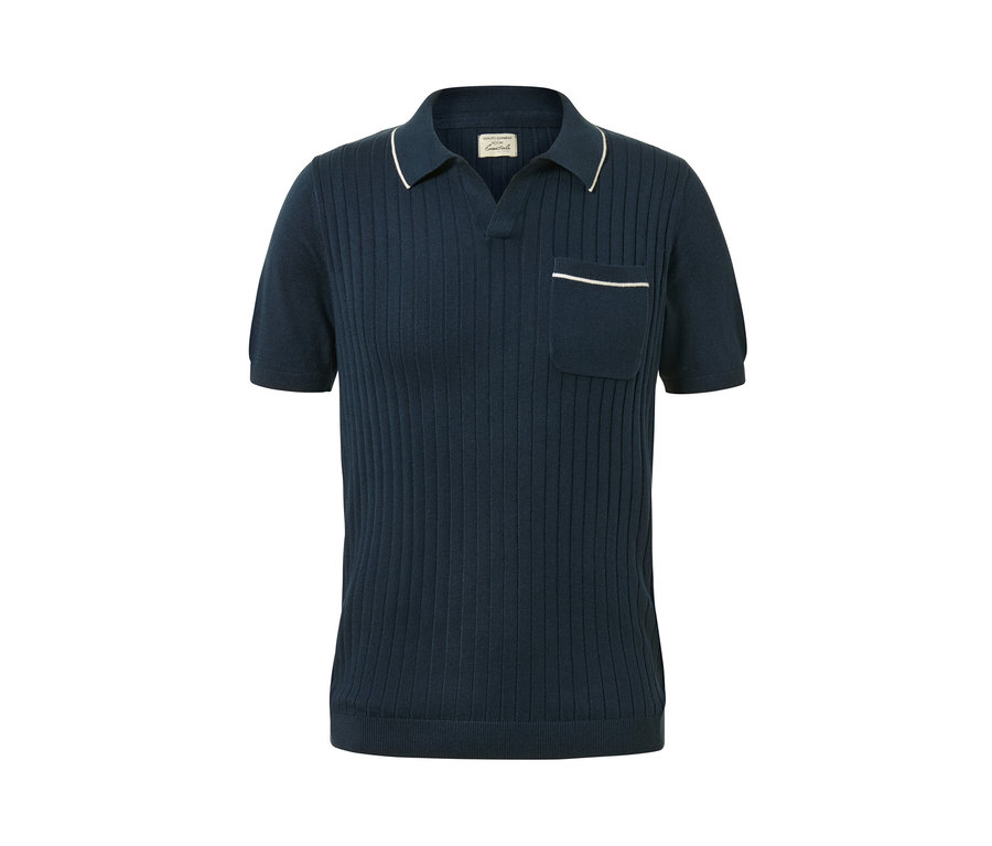 Un polo bleu marine à manches courtes avec une poche poitrine.