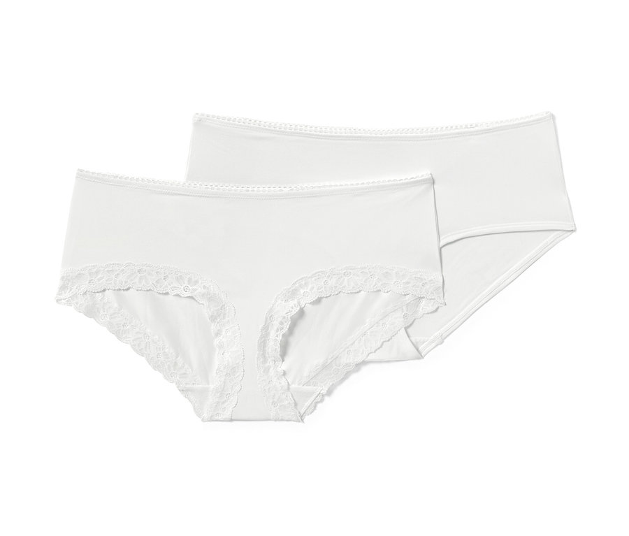Deux culottes blanches sont posées l'une sur l'autre.
