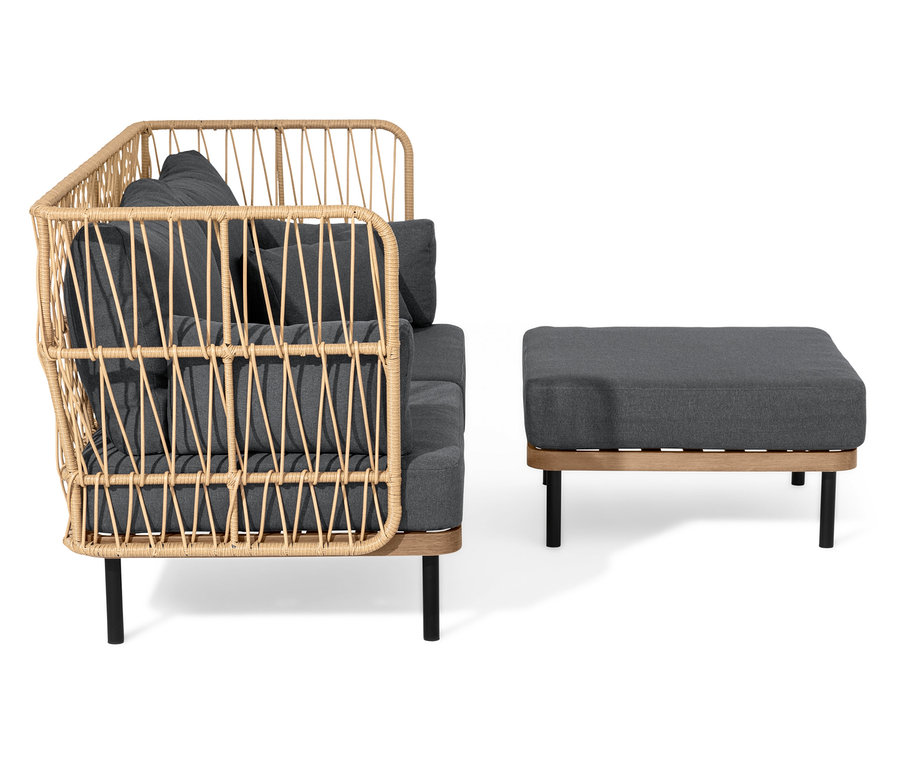 Image d'un canapé lounge avec repose-pieds. Le canapé a un cadre en rotin et des coussins gris.