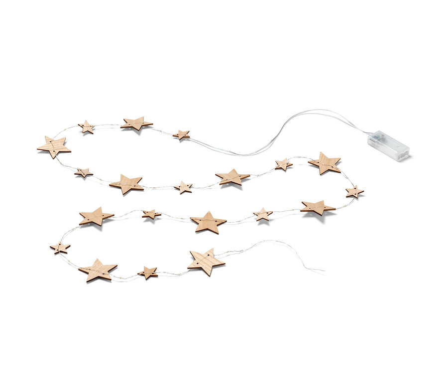 Guirlande lumineuse à LED avec des étoiles en bois sur un fond blanc.