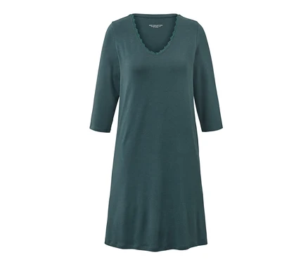 Chemise de nuit verte à manches trois-quarts avec de la dentelle autour de l'encolure.