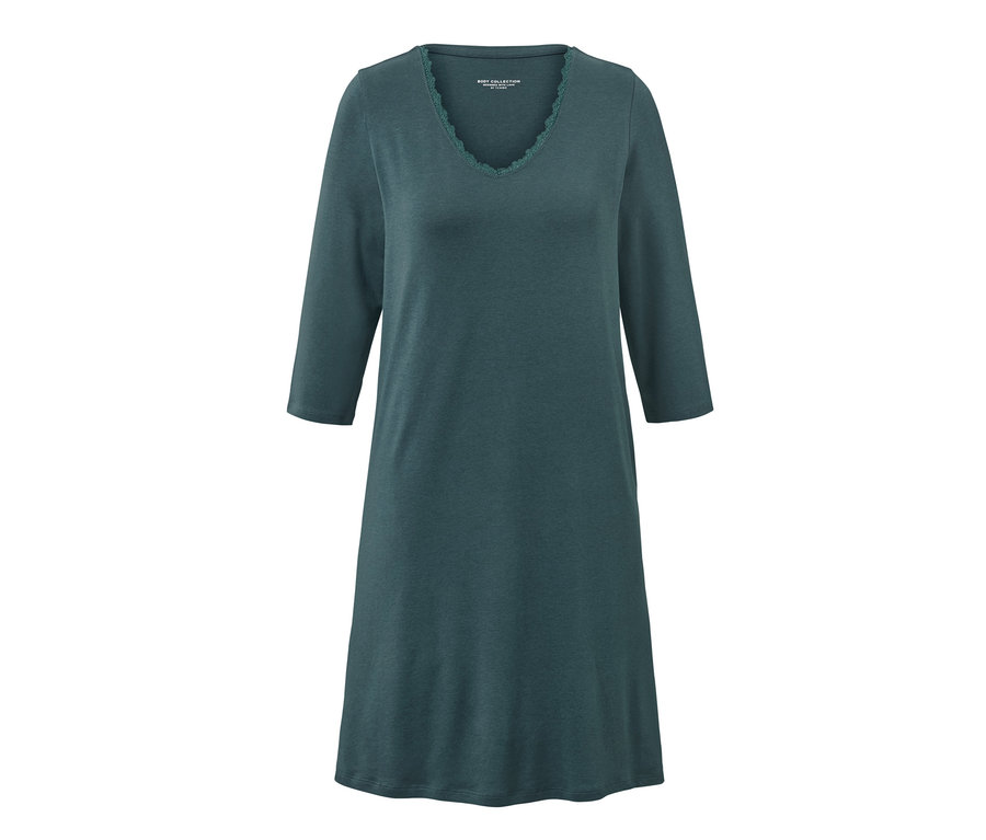 Chemise de nuit verte à manches trois-quarts avec de la dentelle autour de l'encolure.