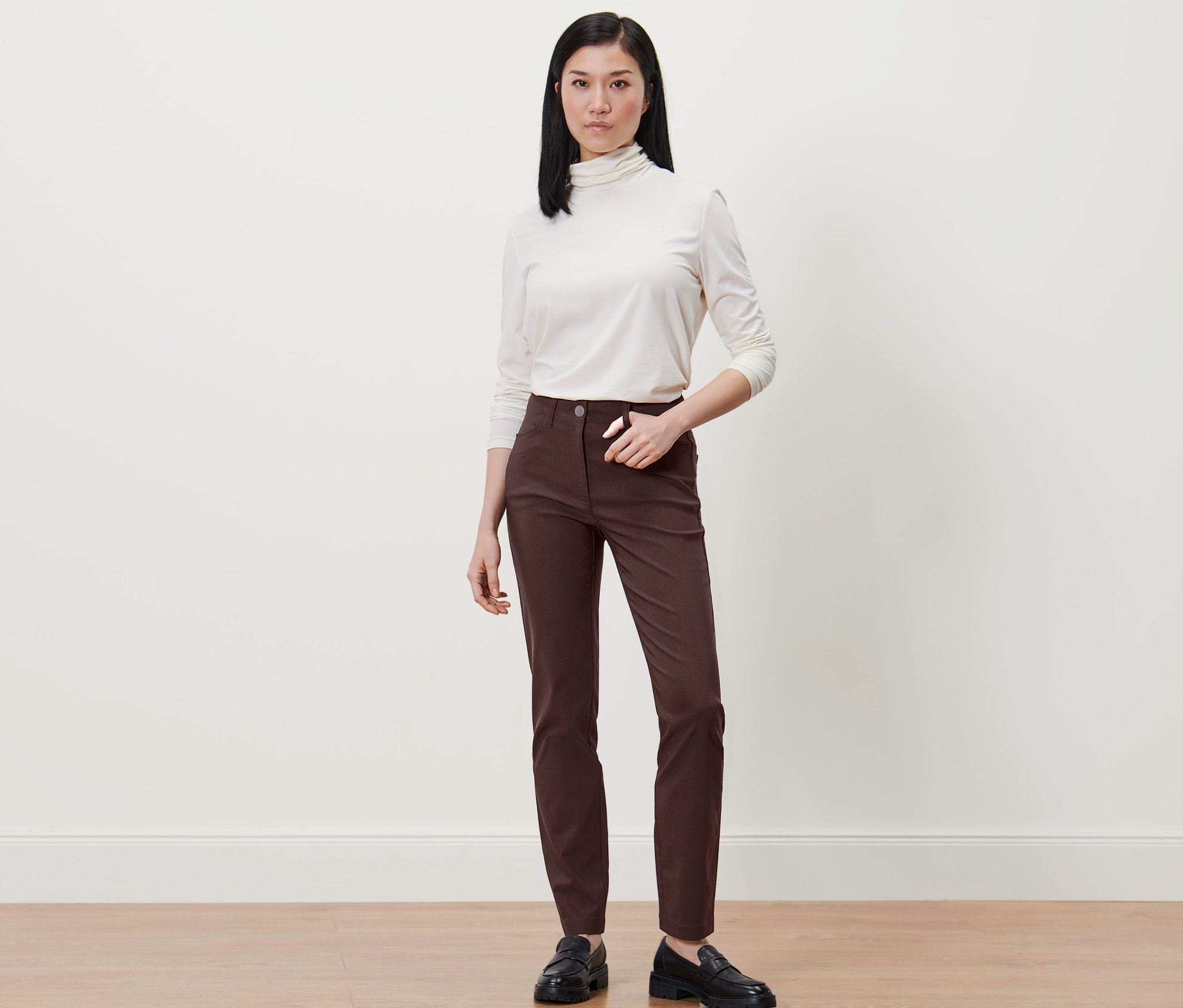 Femme posant en pantalon en bengaline marron.