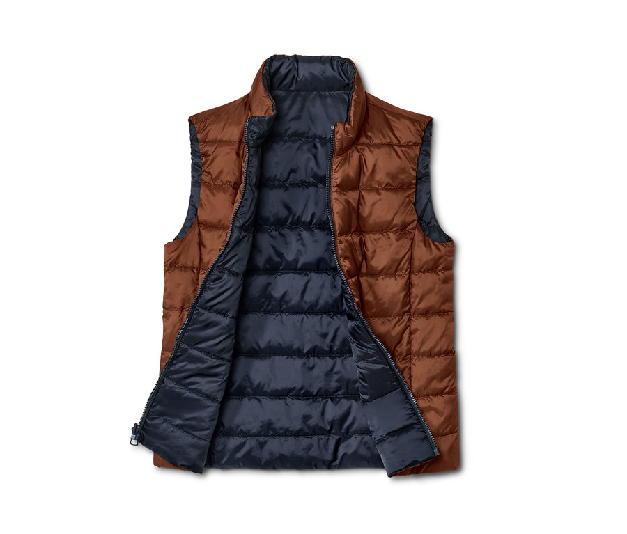 Gilet matelassé réversible ouvert marron et bleu marine.