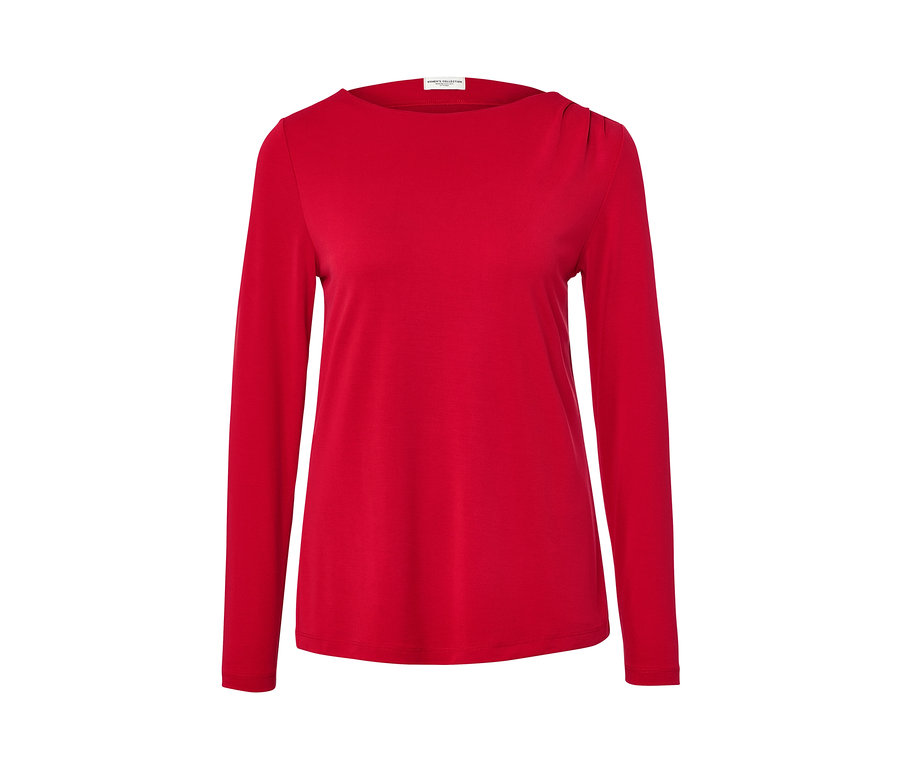 Blouse rouge avec fronces.