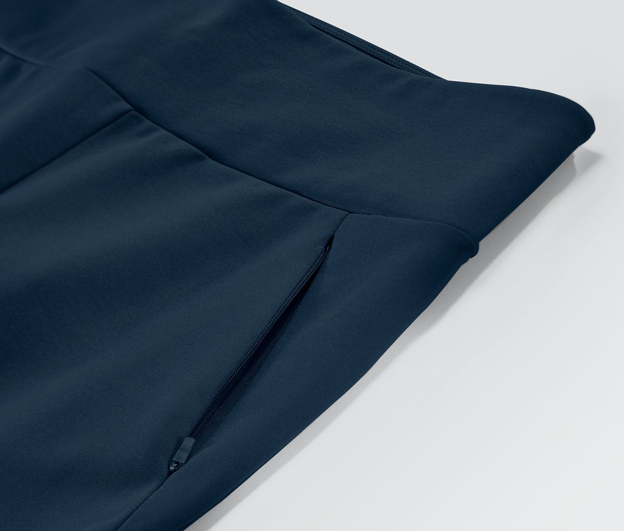 Détail d'un pantalon jazz thermique avec une poche zippée.