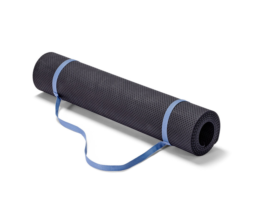 Un tapis de yoga et fitness enroulé avec une sangle bleue.