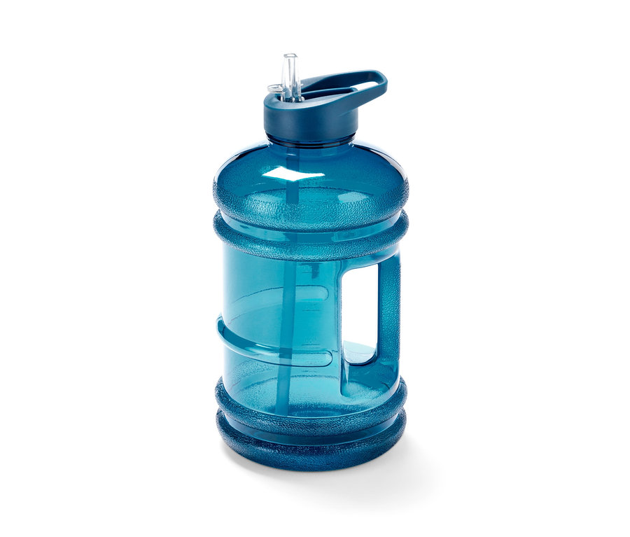 Une gourde XXL bleue avec une paille sur un fond blanc.