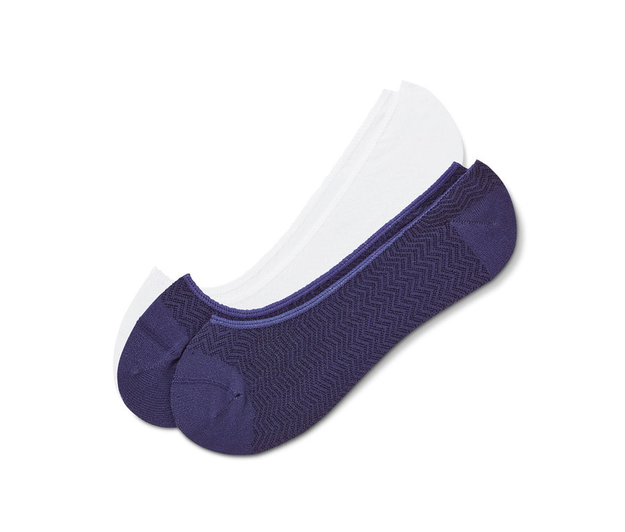 Deux paires de socquettes de sport : une paire bleu foncé à motifs, une paire blanche.