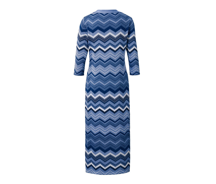Gros plan d'une robe en maille à motif zigzag.