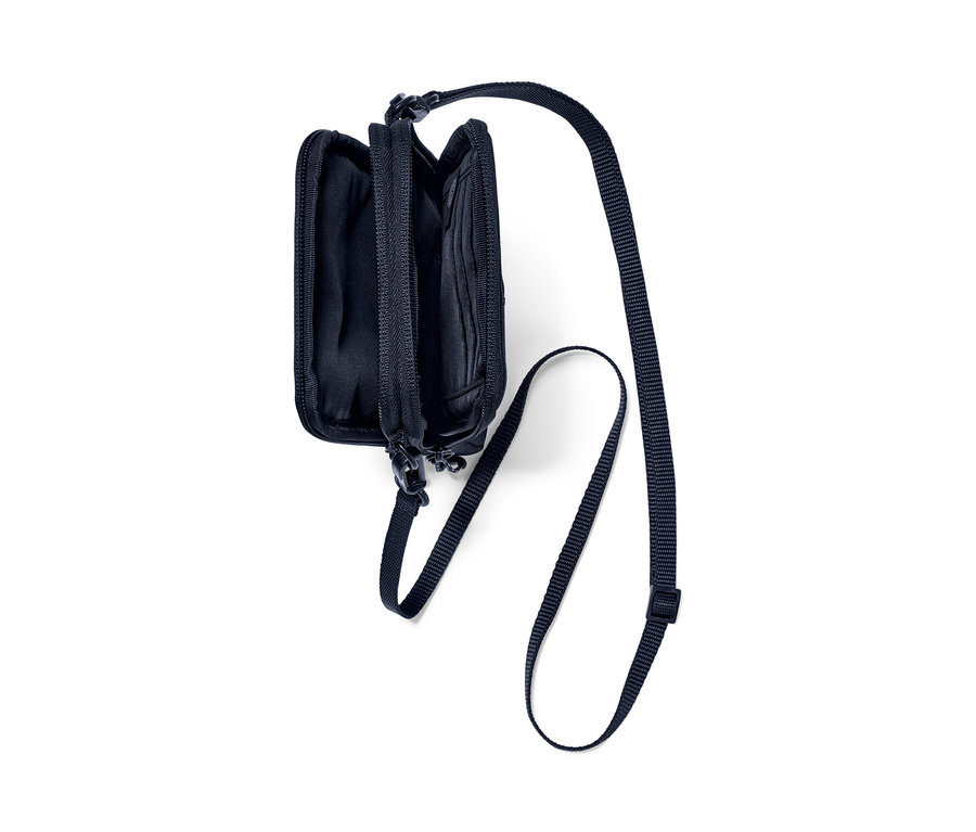 Gros plan sur deux sacs bandoulière noirs avec des compartiments ouverts et des bretelles réglables.