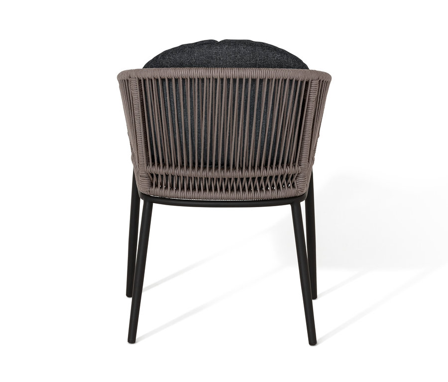 Vue arrière d'un fauteuil pour table à manger avec tressage textile et dossier arrondi.