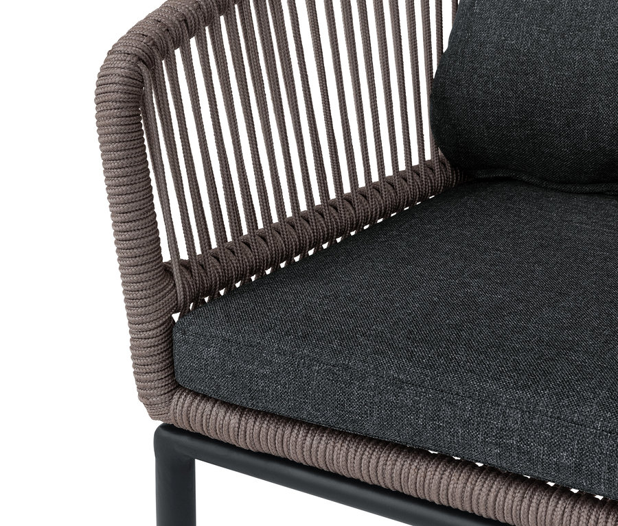 Gros plan d'un fauteuil pour table à manger avec tressage textile et dossier arrondi.
