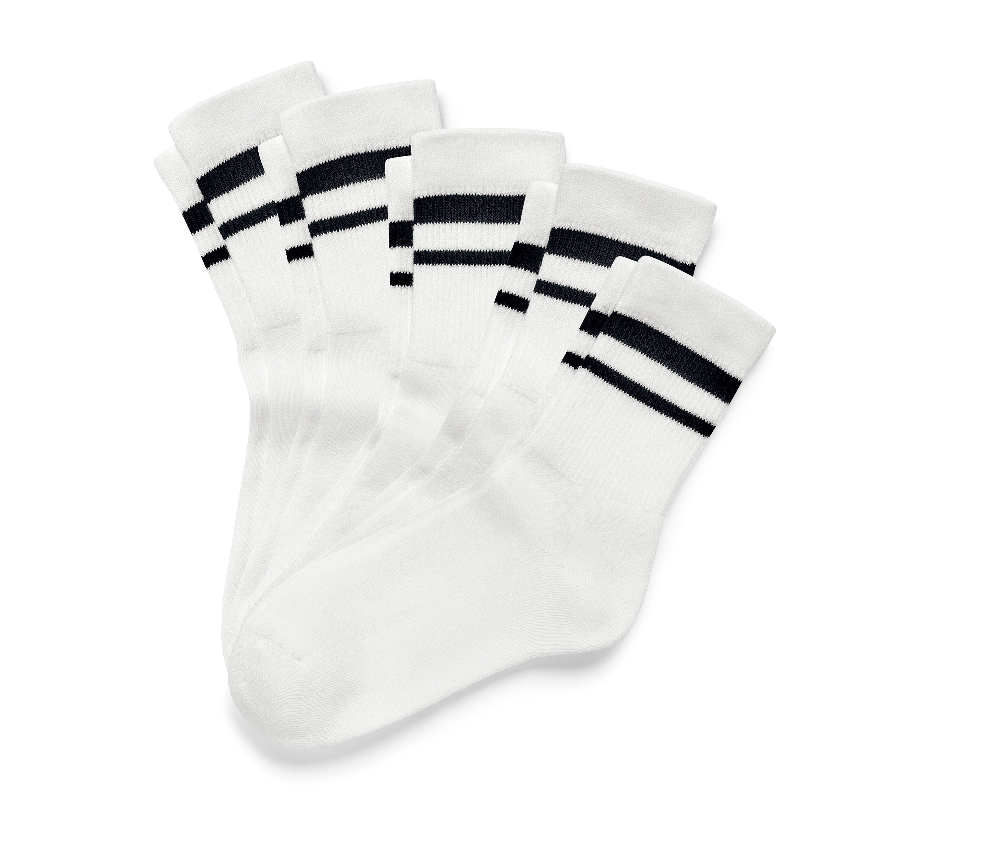 Quatre paires de chaussettes de tennis pour enfant avec des rayures noires sur un fond blanc.