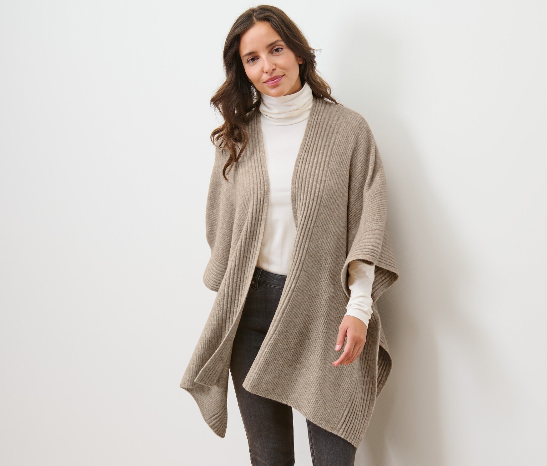 Femme portant une cape en tricot.