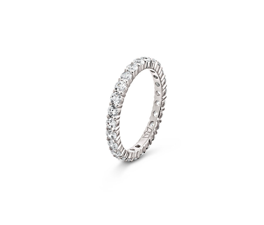 Gros plan d'une bague en argent 925 mémoire avec de petites pierres claires.