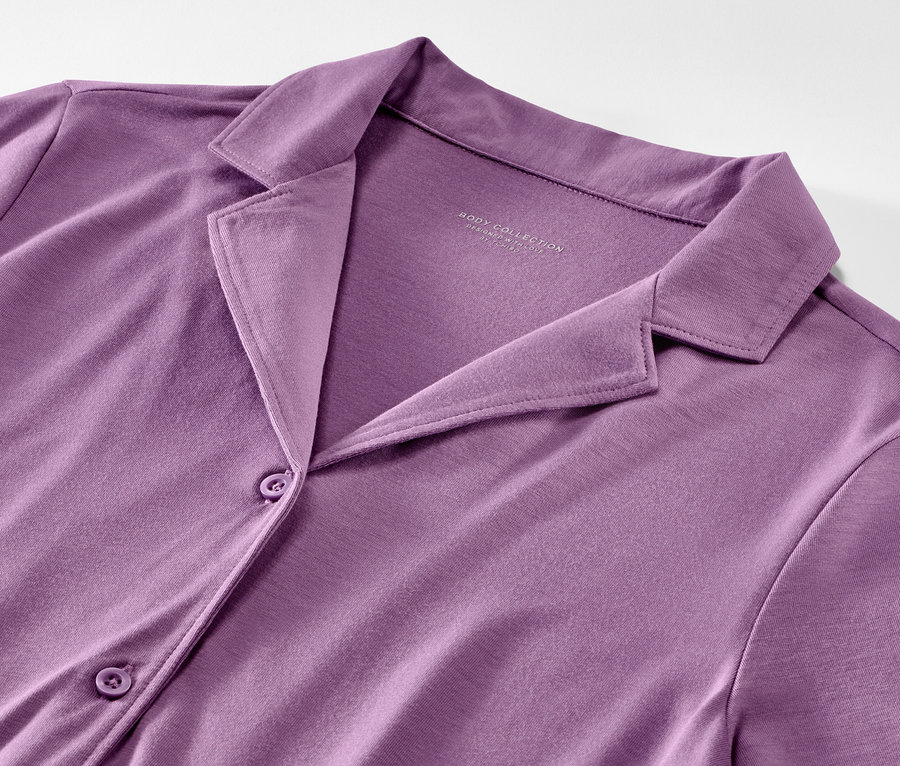 Gros plan d'une chemise de nuit violette avec col et boutons.