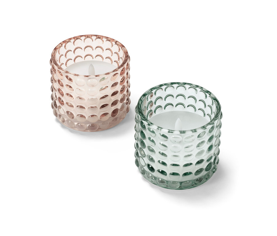 Deux bougies à LED en cire véritable dans un verre, une rose et une verte.