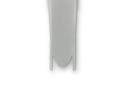 Gros plan d'un outil de nettoyage pour vitres intérieures de voiture avec un tampon triangulaire orange et une poignée grise.