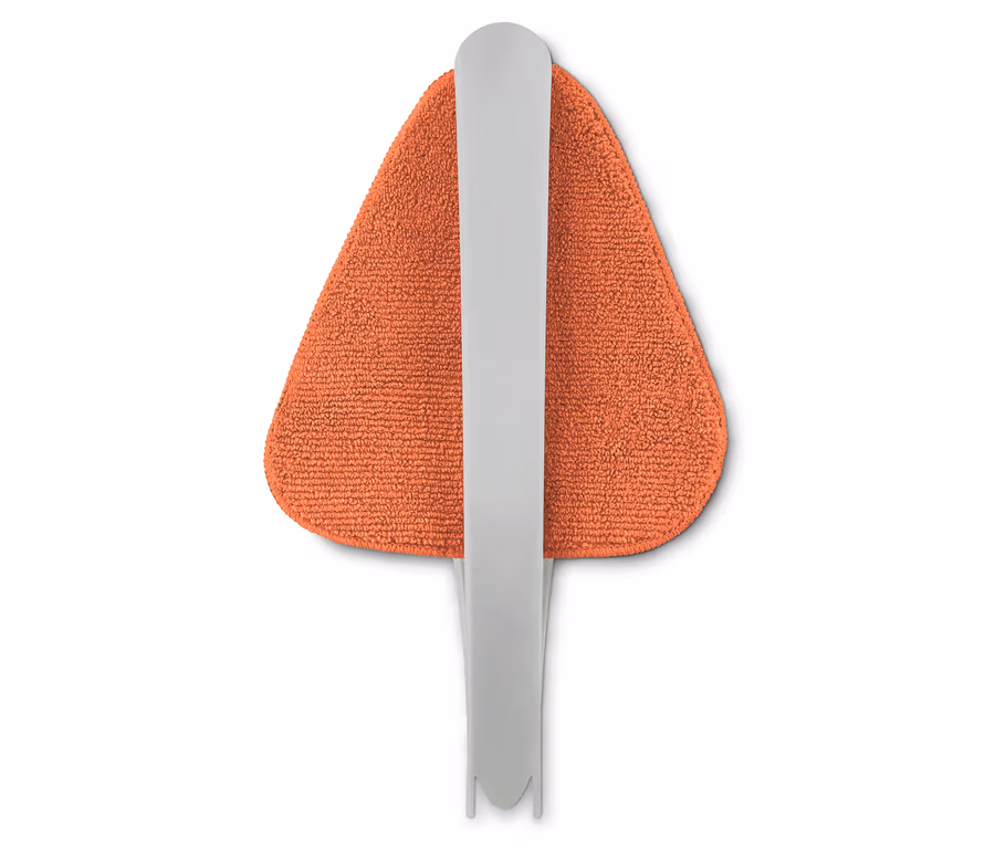 Gros plan d'un outil de nettoyage pour vitres intérieures de voiture avec un tampon triangulaire orange et une poignée grise.