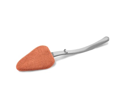 Outil de nettoyage pour vitres intérieures de voiture avec tête de nettoyage triangulaire orange et manche gris.