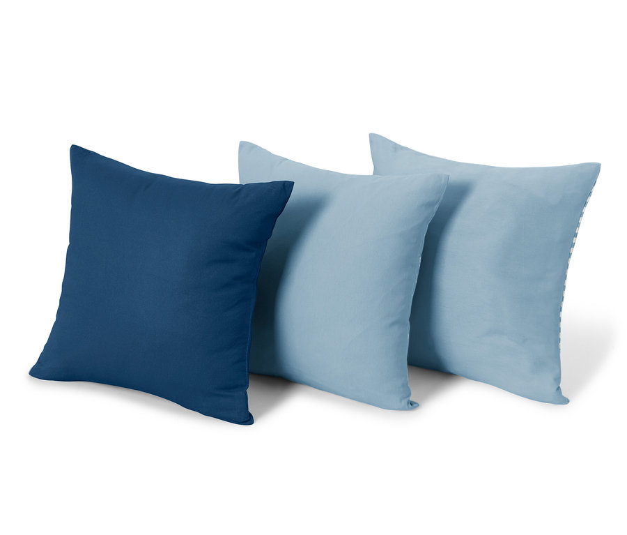 Trois housses de coussin décoratif, environ 50 x 50 cm, dans les tons bleus.