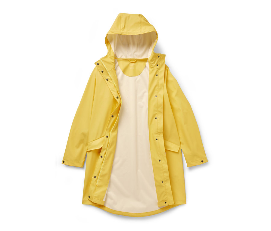 Parka de pluie jaune « ciré » ouverte, posée sur un fond blanc.