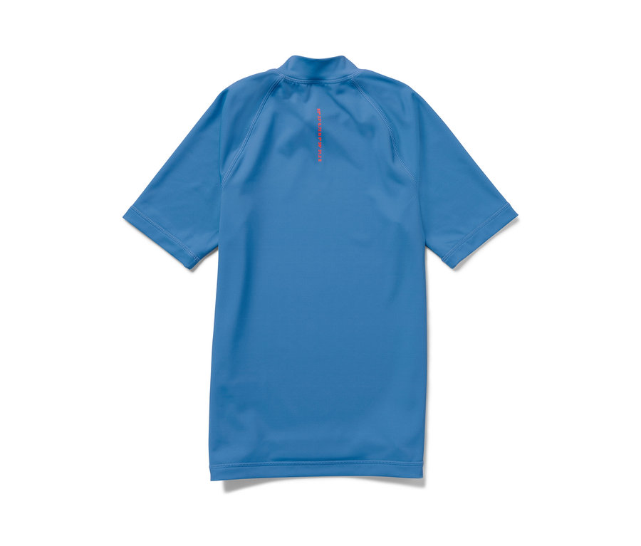 T-shirt bleu pour enfant avec indice de protection UV 80, présenté de dos.