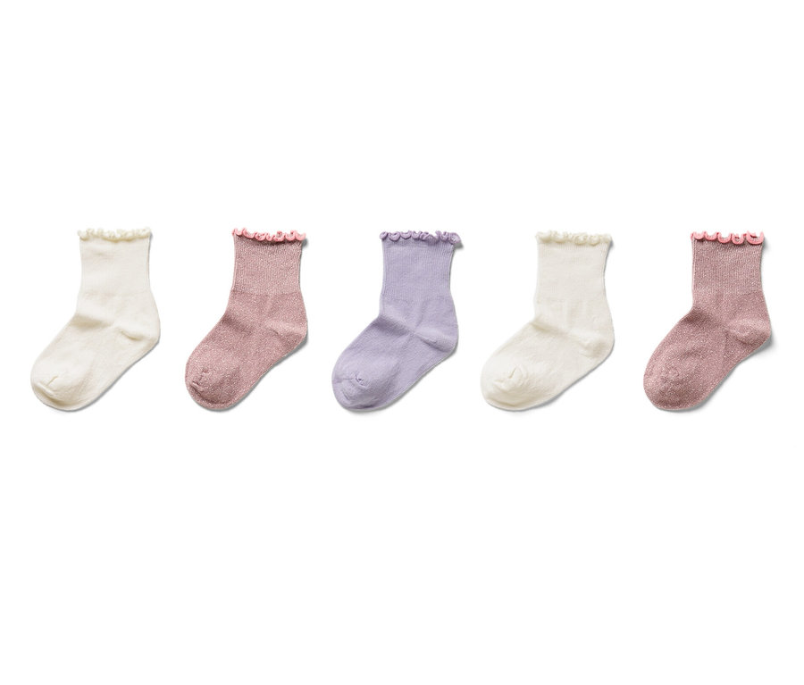 Cinq paires de chaussettes pour enfants à volants en blanc, rose et violet.