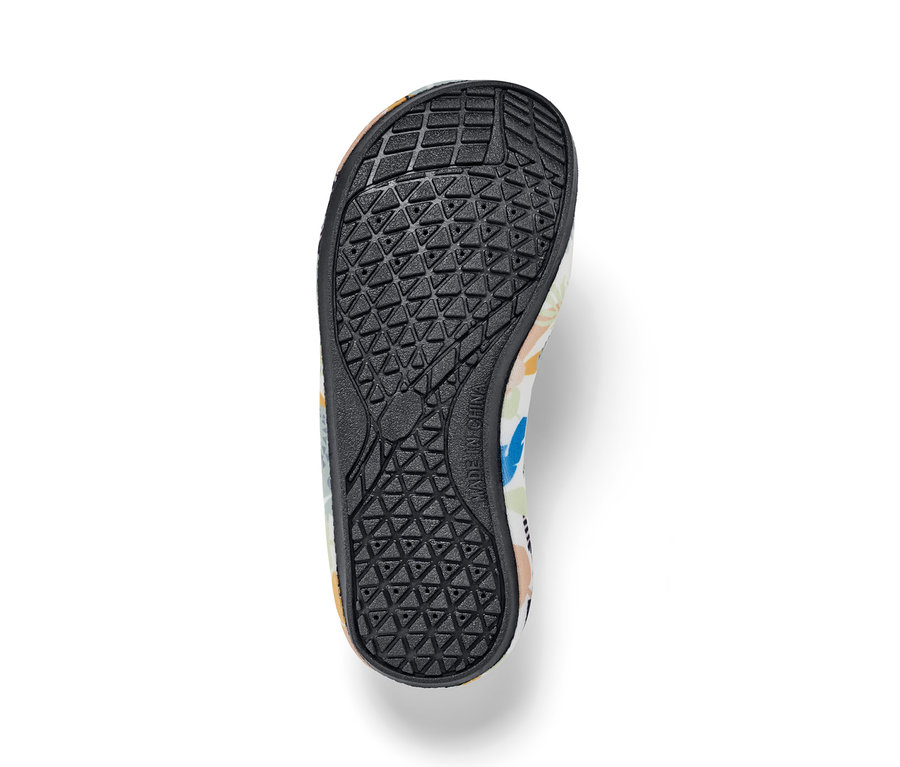 Semelle noire d'une chaussure de bain.