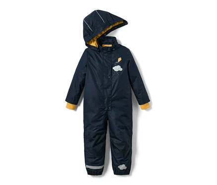 Une-pièce imperméable bleu marine pour tout petit avec capuche et détails jaunes.
