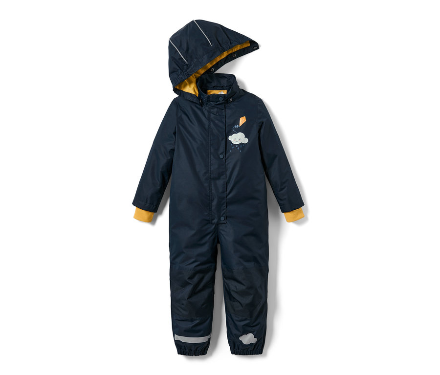 Une-pièce imperméable bleu marine pour tout petit avec capuche et détails jaunes.