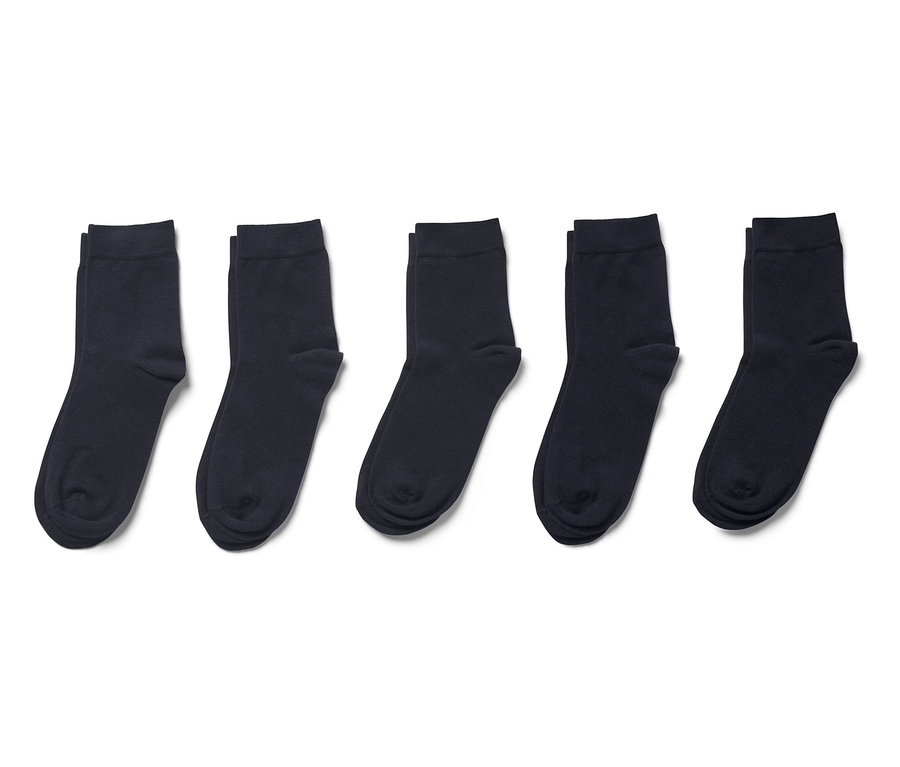 Cinq paires de chaussettes bleu marine sur fond blanc.