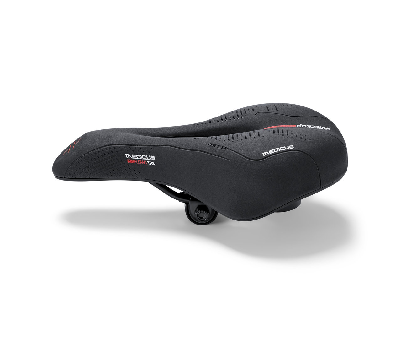 Une selle de vélo noire est présentée sur un fond blanc.