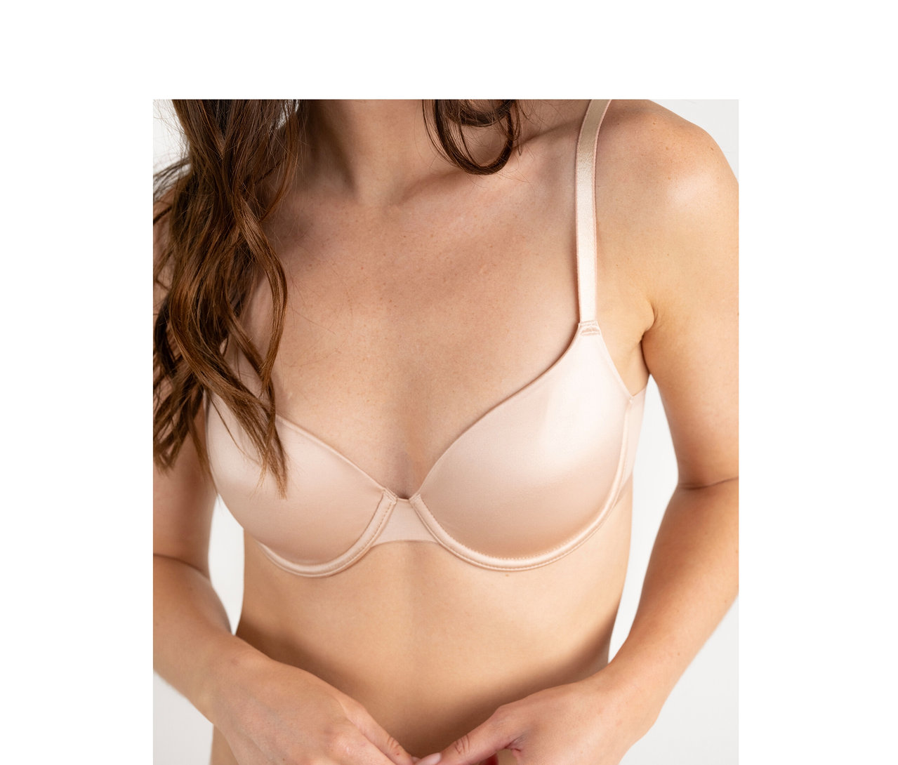 Femme portant un soutien-gorge spacer Passionata « Bianca » couleur dune et une culotte assortie, les mains jointes devant le ventre.