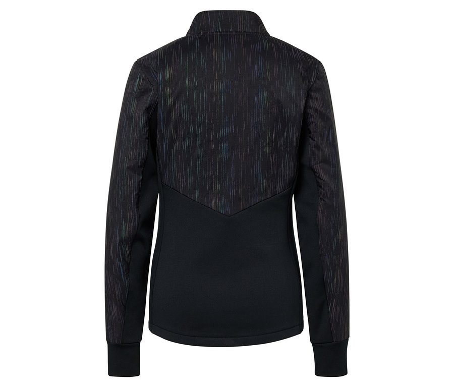 Détail du dos d'une veste noire avec un motif sur la partie supérieure.