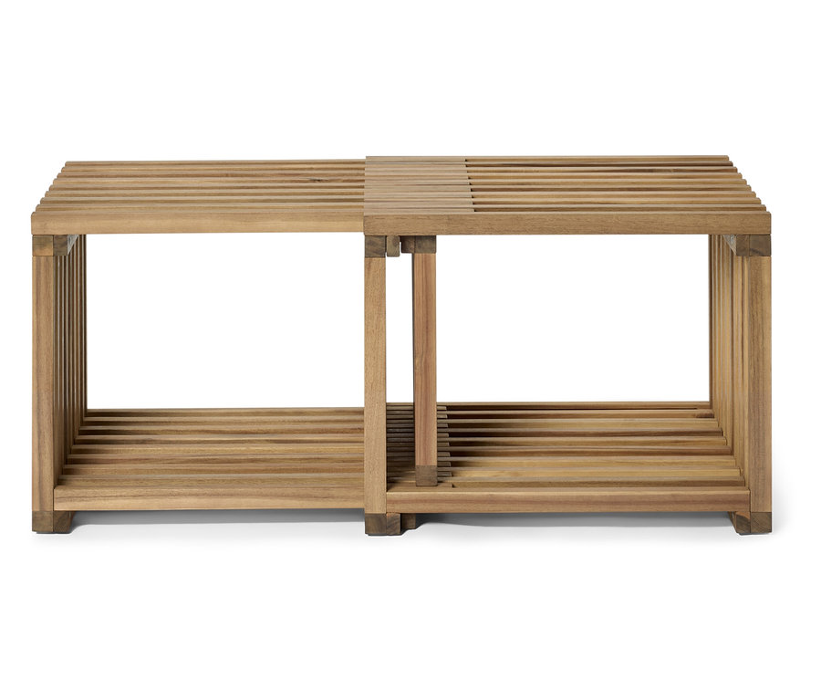 Deux étagères en bois reliées avec des lamelles.