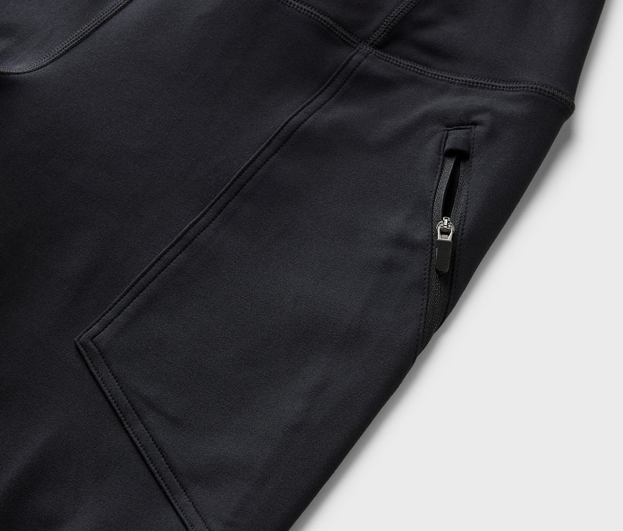 Détail d'un collant d'extérieur noir avec une poche zippée.