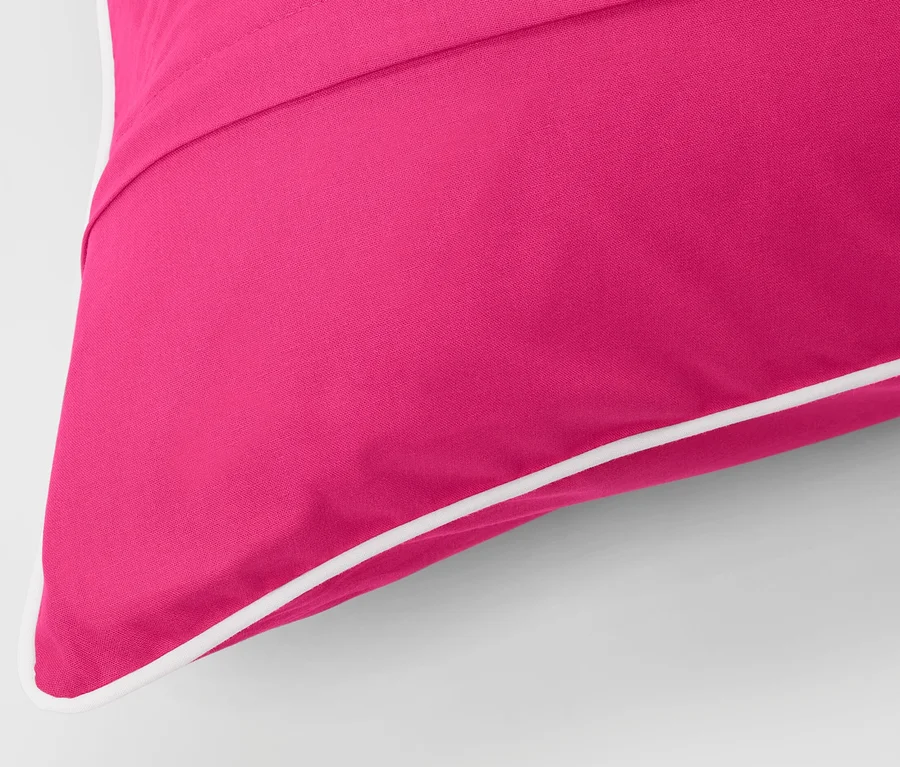 Gros plan d'une parure de lit en renforcé rose vif de taille standard avec une bordure blanche.