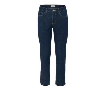 Jean droit bleu – Coupe « Juna » sur fond blanc.