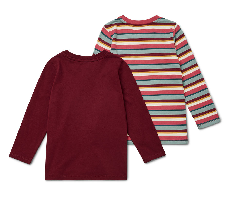 Deux t-shirts à manches longues sont posés sur un fond blanc. L'un est bordeaux et l'autre a des rayures horizontales colorées.