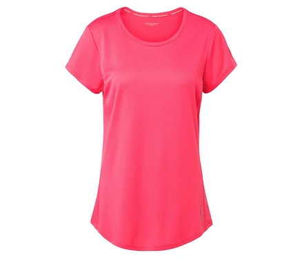 T-shirt rose à manches courtes sur fond blanc.